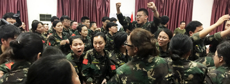 人生路，堅持方能成功，困難途中，攜手便是天堂！