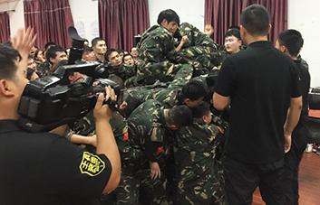 為勝利，無路，我們愿搭人肉梯！