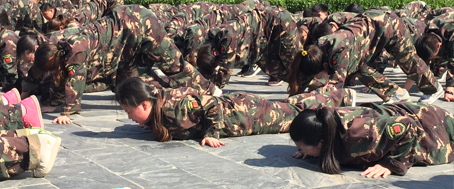 一人犯錯全體受罰，這就是團(tuán)隊精神！