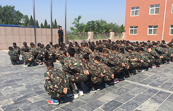 驕陽似火巋然不動，這才是火爆人的堅毅！