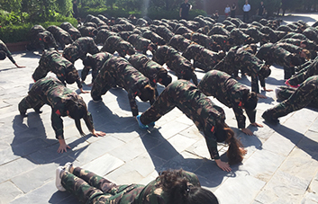 俯臥撐懲罰，全體人員為犯錯學(xué)員買單！