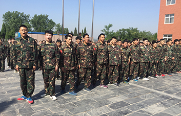 軍訓(xùn)現(xiàn)場，教官逐個檢查軍姿標(biāo)準(zhǔn)！