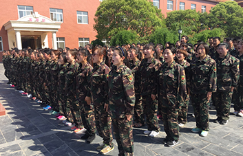 英姿颯爽，沒有矯揉造作，只有堅強！