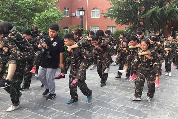 經(jīng)歷艱苦和磨難，體驗親情、友情的珍貴！