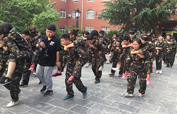 不論艱難險阻，我都將握緊你的手與你同行！