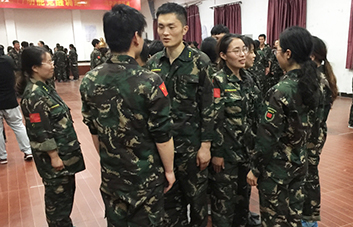 善于發(fā)現(xiàn)身邊世界的美，不吝嗇對別人的贊美！