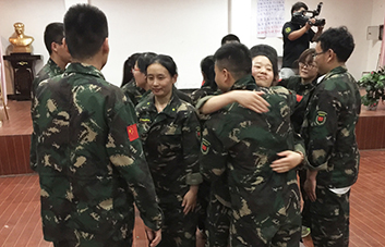 人生不易，要學(xué)會贊美他人！