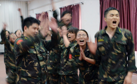 勇者無所畏懼，強者奮勇爭先！