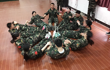 默契配合、高效協(xié)作，把不可能變?yōu)榭赡埽? />
                <p>默契配合、高效協(xié)作，把不可能變?yōu)榭赡埽?/p>
            </li>
            <li>
            	<img src=