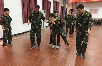 齊心協(xié)力，永創(chuàng)佳績，頑強拼搏，所向無敵！