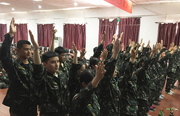 舉手表決，領(lǐng)袖魅力征服現(xiàn)場學(xué)員！