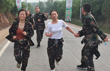 不論是攙扶還是背扛，我們沒有丟掉任何一個人！