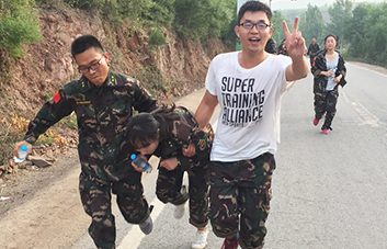 沒有比人更高的山，沒有比腳更遠(yuǎn)的路！