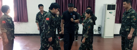 兩眼緊觀敵方手，一心謀劃成功策！